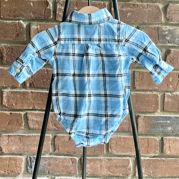 0-3M Like New! Gap Blue Plaid Button-down Bodysuit - Picture 2 of 2